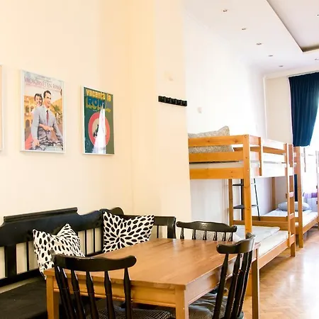 Hostal 11th Hour Cinema *