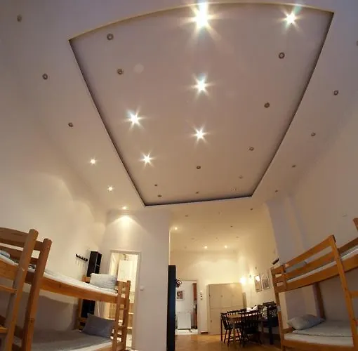 11th Hour Cinema Хостел Будапешт